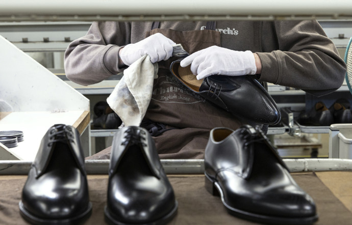 Des souliers prêts à être disposés dans leurs écrins.