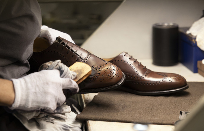 Le polissage des chaussures est l&rsquo;une des étapes cruciales de la finalisation d&rsquo;un soulier Church&rsquo;s.