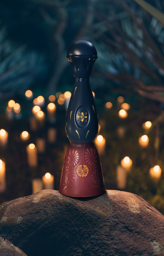 Cette année, l&rsquo;édition limitée Día de Muertos se pare d&rsquo;un costume évoquant les mystères de la nuit et contient une tequila añejo associe deux fûts distincts : un añejo vieilli plus de 30 mois et affiné en fûts ayant contenu du Champagne, complété par un second añejo vieilli également plus de 30 mois en fûts de whisky américain.