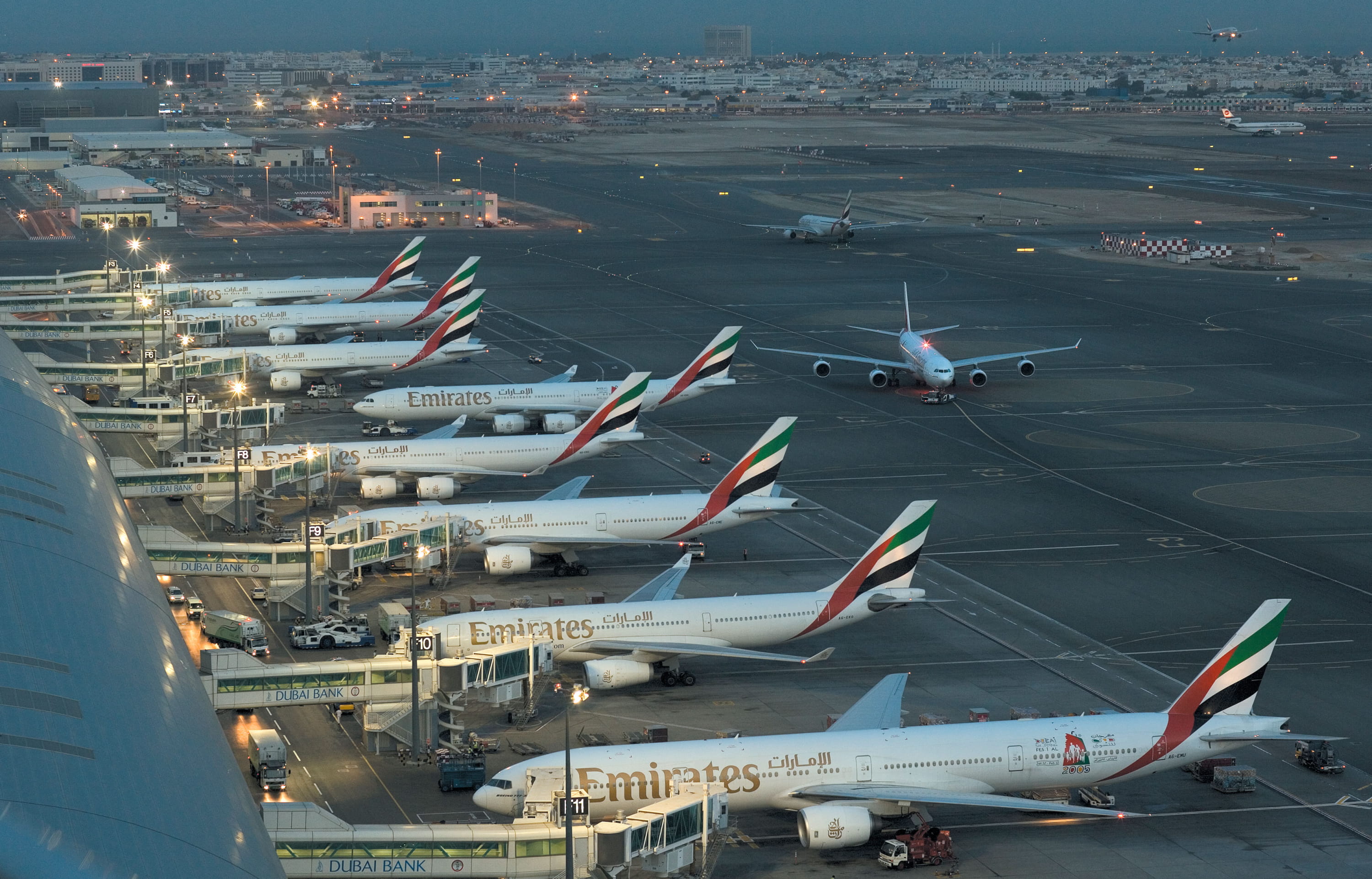 Вылет аэропорт аль мактум. Аэропорт Дубая эмиратес. Парк самолетов Эмирейтс 2023. Аэропорт Дубай самолеты. Международный аэропорт Дубай DWC.